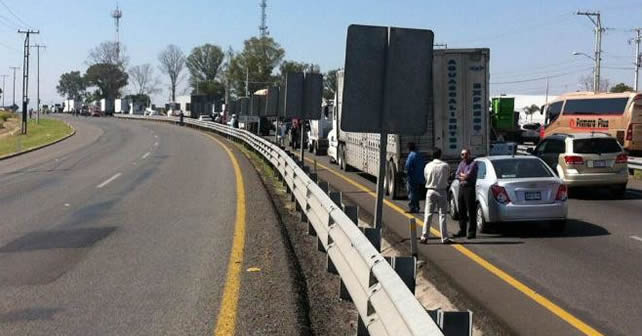 Campesinos toman carretera federal 90 IrapuatoLa Piedad