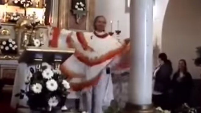 Sacerdote Baila En Misa Y Se Convierte En Estrella Youtube Peri Dico