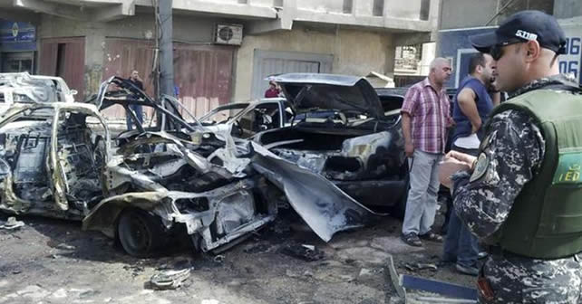 Personal de las fuerzas de seguridad iraquíes inspeccionan el sitio de un ataque con bomba en Bagdad Foto REUTERS/Thaier al-Sudani