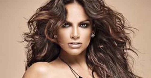 Fabiola Campomanes nuevamente "como Dios la trajo al mundo"