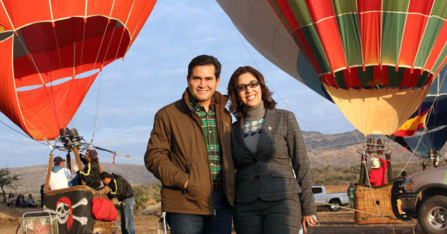 Festival de Globo en Plazuelas. Jacobo Manríquez y la regidora Yozajamby Molina