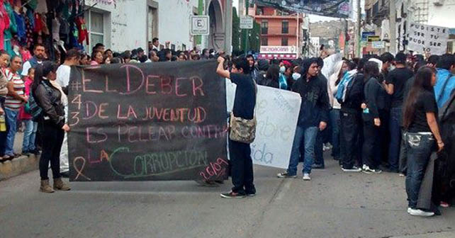 Estudiantes se manifiestan en desfile del 20 de Noviembre en Pénjamo