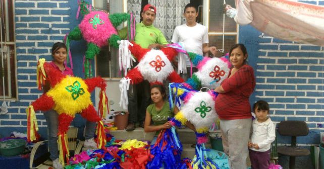 Una de las familias dedicadas a la elaboración de piñatas Foto: Esaú González