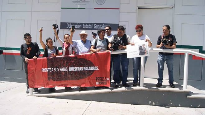 Periodistas se manifiestan en PGR, Guanajuato. Foto Velio Ortega