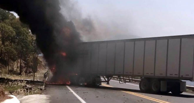 Trailer quemado en Michoacán