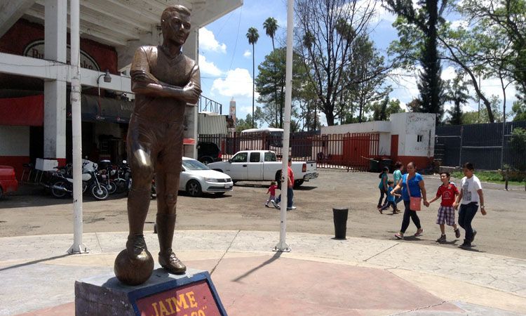 Jaime Belmonte referente de Irapuato y de México, con una estatua