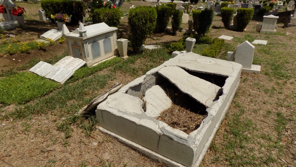 Decenas de tumbas han quedado “abandonadas”
