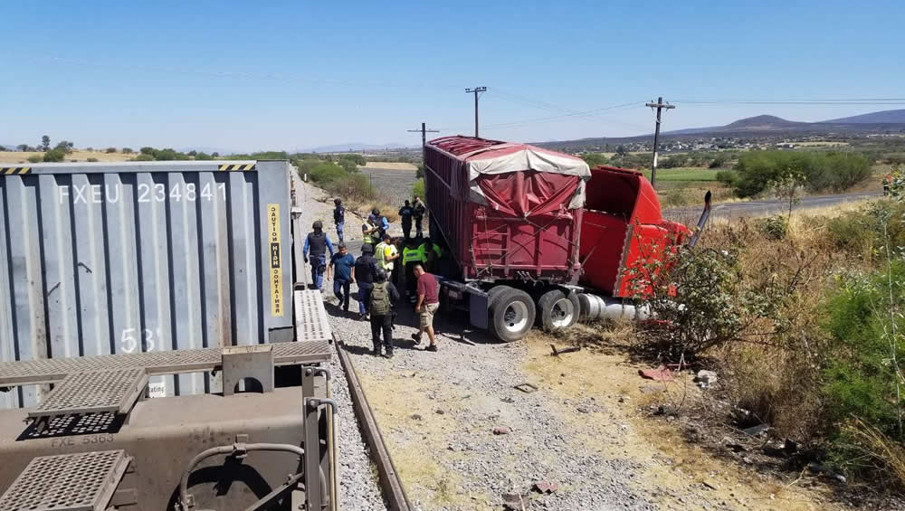 En Pénjamo, tráiler Intenta ganarle el paso al tren y es embestido