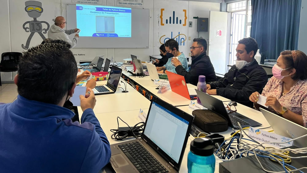 Se capacitan docentes del CECyTEG, toman taller de programación