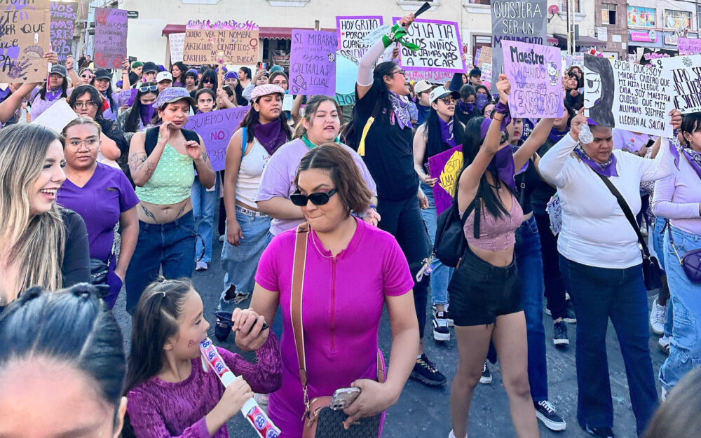Mujeres marchan en Irapuato para exigir justicia y equidad en el 8M