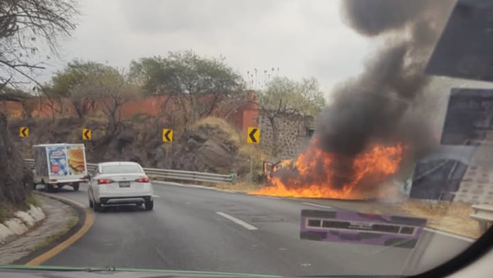 Arde auto en las curvas peligrosas y choca contra poste otro en el ...